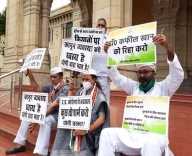 उप्र : विधानसभा परिसर में कांग्रेस का हंगामाा, धरने पर बैठे विधायक उप्र : विधानसभा परिसर में कांग्रेस का हंगामाा, धरने पर बैठे विधायक